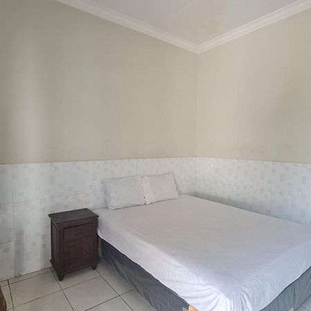 Oyo 90831 Hotel Gardenia Prambanan Джок'якарта Екстер'єр фото