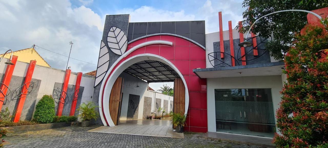 Oyo 90831 Hotel Gardenia Prambanan Джок'якарта Екстер'єр фото